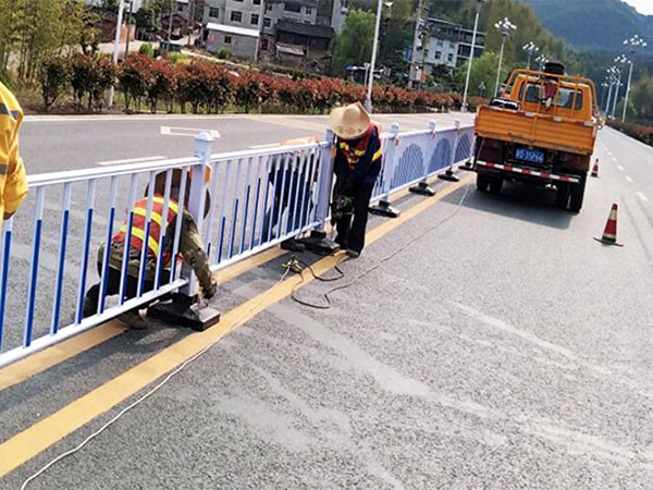 政和交警大隊隔離護欄施工